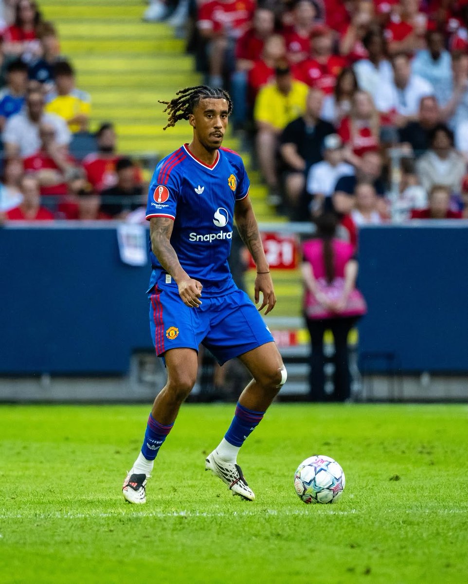 SimplyUtd's tweet photo. 🚨🗣 Leny Yoro on the mood in camp and objectives he's set for the upcoming season:

"The mood is really GOOD. We work really hard outside the pitch, we have a good vibe, good mood. So the target this season is to WIN every game, to be honest, for the team to be the best, for myself to do good games every time, to win TROPHIES and to be at the TOP"

[@AndyMitten]