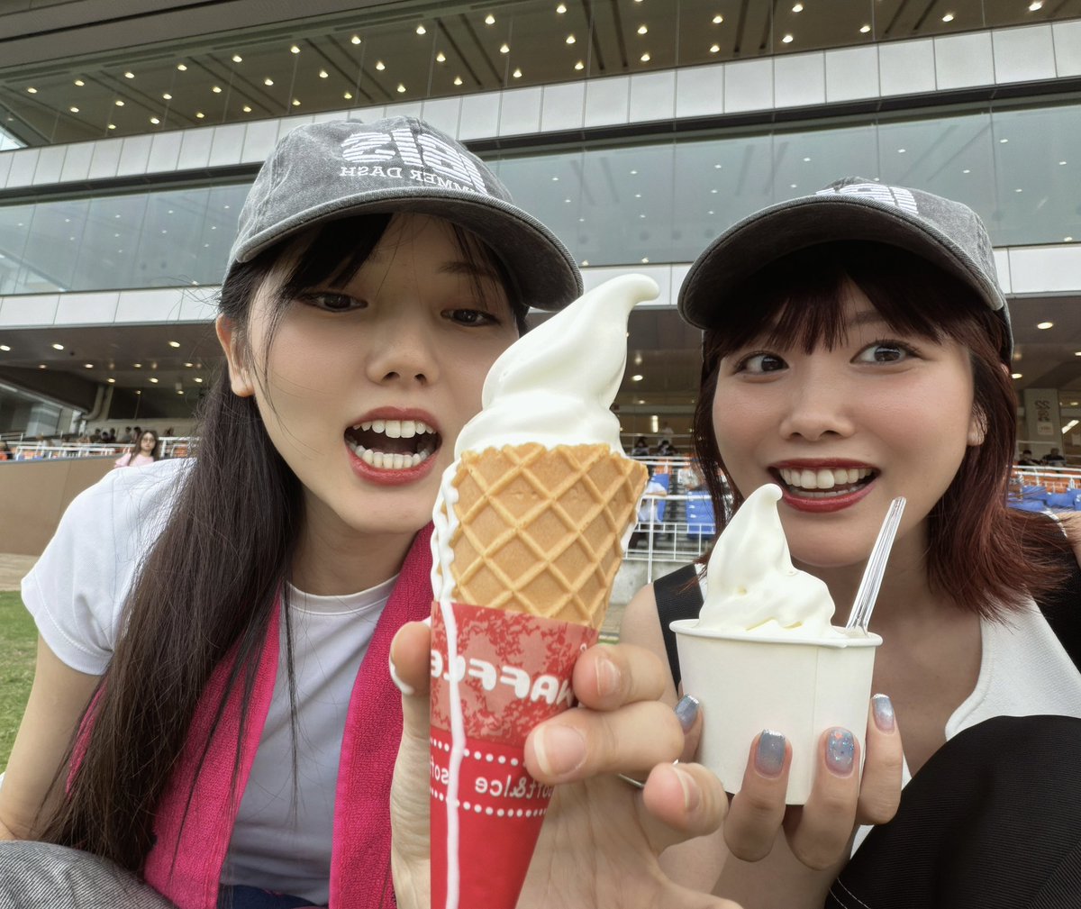 renamaeda07's tweet photo. 望月ゆみこを絶対絶対アイビスサマーダッシュに連れて行きたかったから今日という日に叶って最高でした！！
レースも最高！ピューロも最高！グルメも最高！ゆみこも最高！初の新潟競馬場、千直の最高の思い出をありがとう〜〜〜！！！！！ https://t.co/BwabegXRSG