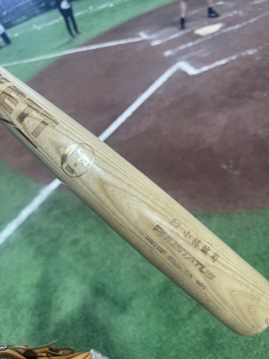 junchin16's tweet photo. 昨日は巨人の練習から見に行って試合後にグラウンドに出てハイタッチできるのに抽選で当たってたから勝って欲しかったけど負けてしまった💦
今年2回目の抽選当たったのに2回とも負け試合😭
⁡
 #東京ドーム 
 #巨人 
 #ジャイアンツ 
 #スタンド見学会 
 #アフターゲームオープンフィールド https://t.co/hBMA5k9lkW
