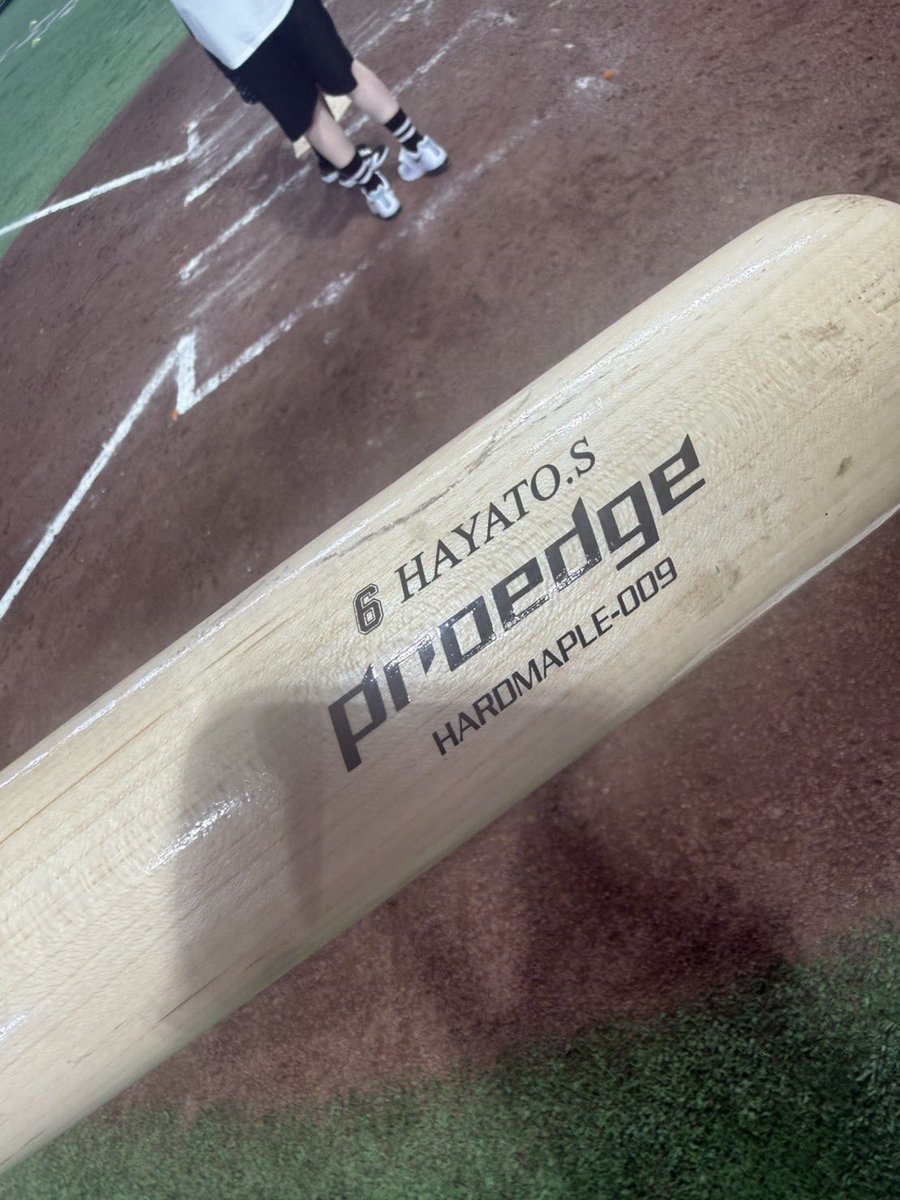 junchin16's tweet photo. 昨日は巨人の練習から見に行って試合後にグラウンドに出てハイタッチできるのに抽選で当たってたから勝って欲しかったけど負けてしまった💦
今年2回目の抽選当たったのに2回とも負け試合😭
⁡
 #東京ドーム 
 #巨人 
 #ジャイアンツ 
 #スタンド見学会 
 #アフターゲームオープンフィールド https://t.co/hBMA5k9lkW