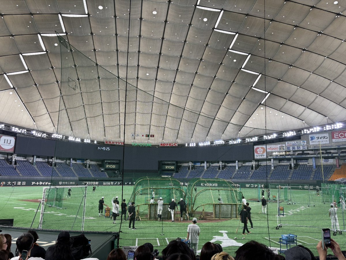 junchin16's tweet photo. 昨日は巨人の練習から見に行って試合後にグラウンドに出てハイタッチできるのに抽選で当たってたから勝って欲しかったけど負けてしまった💦
今年2回目の抽選当たったのに2回とも負け試合😭
⁡
 #東京ドーム 
 #巨人 
 #ジャイアンツ 
 #スタンド見学会 
 #アフターゲームオープンフィールド https://t.co/hBMA5k9lkW