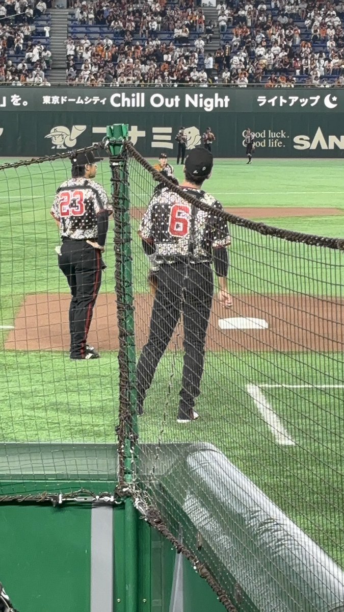 junchin16's tweet photo. 昨日は巨人の練習から見に行って試合後にグラウンドに出てハイタッチできるのに抽選で当たってたから勝って欲しかったけど負けてしまった💦
今年2回目の抽選当たったのに2回とも負け試合😭
⁡
 #東京ドーム 
 #巨人 
 #ジャイアンツ 
 #スタンド見学会 
 #アフターゲームオープンフィールド https://t.co/hBMA5k9lkW