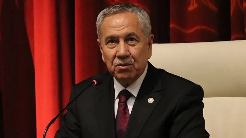 HaberReport's tweet photo. Bülent Arınç:

"Sayın Davutoğlu’nun AK Parti'ye muhalif bir parti kurmasına etik olarak karşı çıkmıştım. AK Parti bizim evimiz. Orayı birlikte kurduk ve mükemmel hizmetler yaptık. 

Liderimize bağlı bir şekilde AK Parti'de kalmalı; eleştiri ve öneri haklarımızı bu çatı altında sonuna kadar kullanmalıydınız. 

Bu sürecin siyasî tarihimiz ve sizin için önemli bir tecrübe olduğu kanaatindeyim. Bizim çizgimizde iki hoca vardır. Merhum Erbakan Hocamız’dan sonra ikinci olarak da siz anılıyorsunuz. Ne mutlu sizlere."