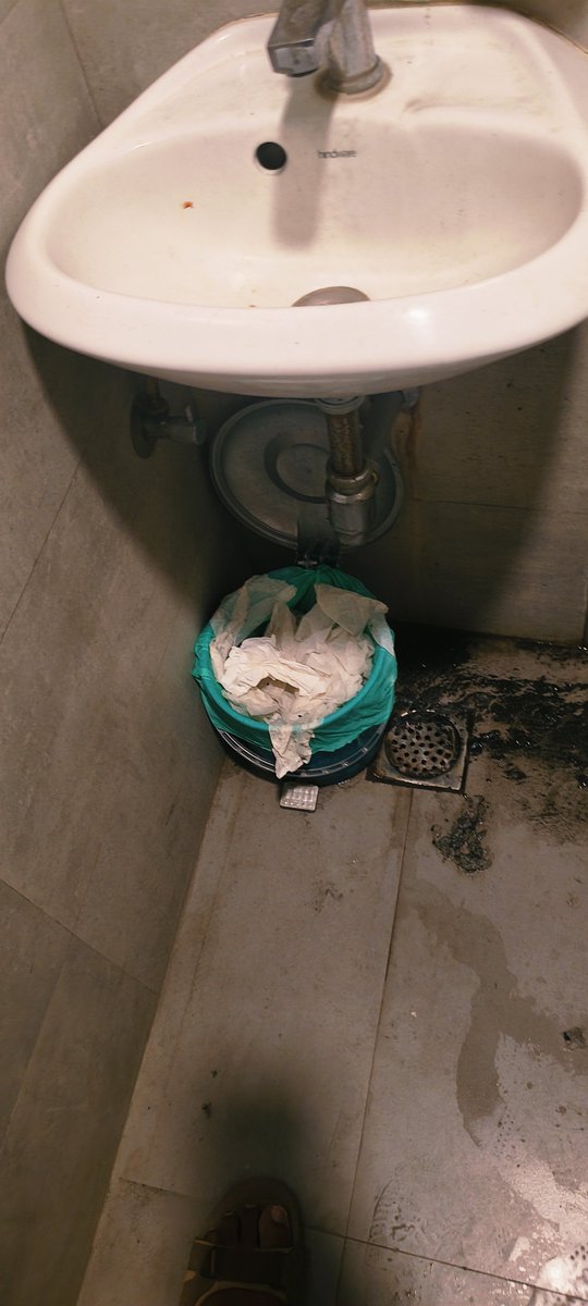 MALLI89043's tweet photo. @dominos_india  @dominos Today, we visited your store to have pizza. During our visit, we also checked the restroom facilities. We were surprised by the condition of the bathroom.

Is this the restroom that customers are expected to use? We believe customers deserve clean, https://t.co/IM1vefceW6