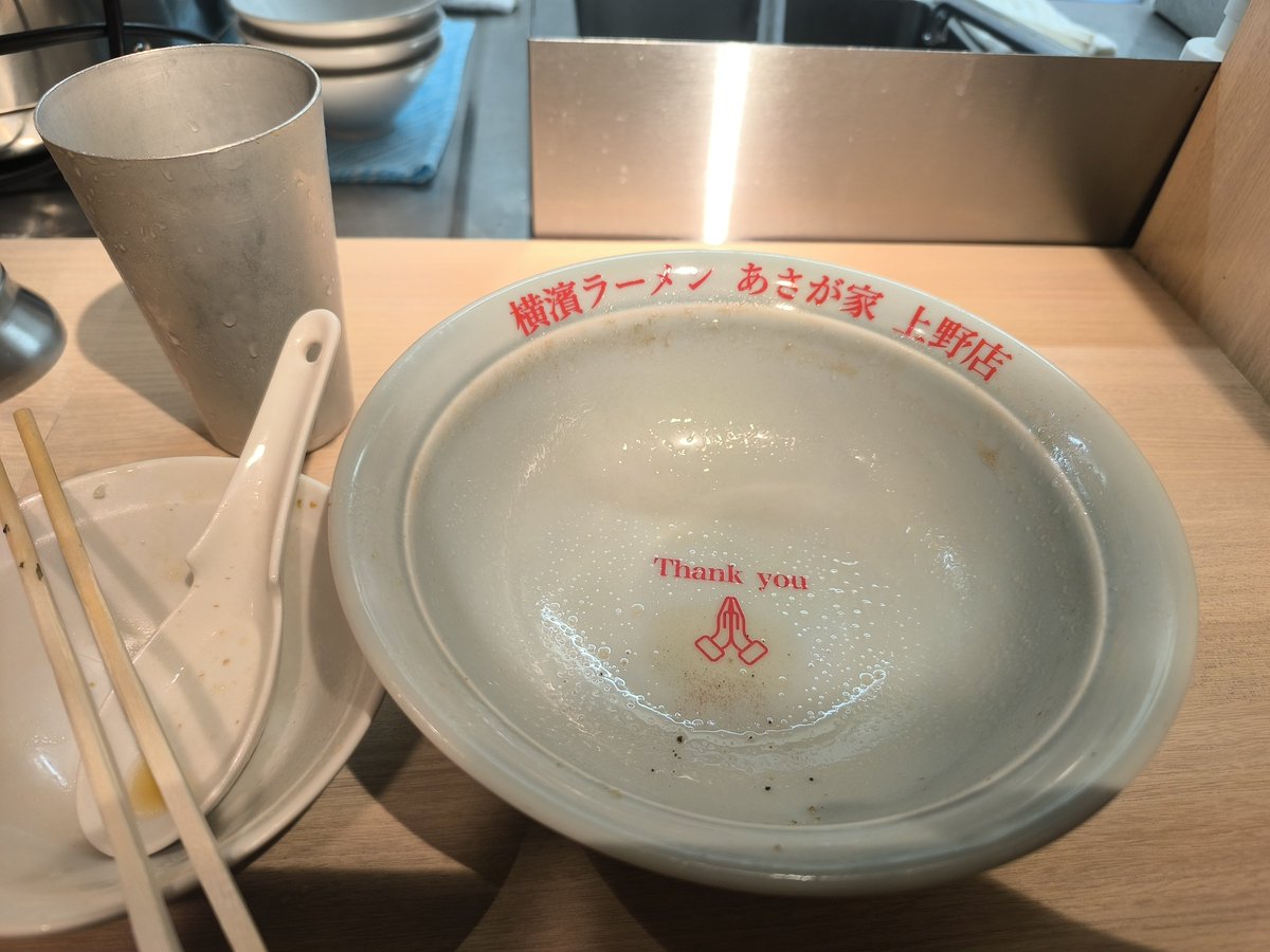 usost's tweet photo. 神田明神から京成上野まで歩いたので、折角だから上野のあさが家でラーメンをキメることにした。ラーメン中盛かためライス大。やっぱりあさが家はおいしいなあ。最後まで無理なくおいしい。 https://t.co/xDy0pJloGq