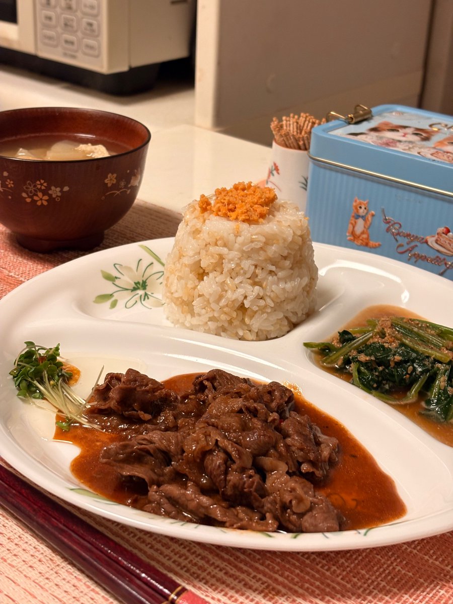ahyodo78's tweet photo. 今宵は、久世福商店の「大人のしゃけしゃけめんたい」をご飯にのせて、日曜日のおうち焼肉とともに✨
エバラ焼肉のたれ黄金の味辛口、やっぱり美味しい💕

程良い辛みのしゃけしゃけめんたいとともに、ご飯が進みました😊☀️🧡 https://t.co/wSEEHdivsD