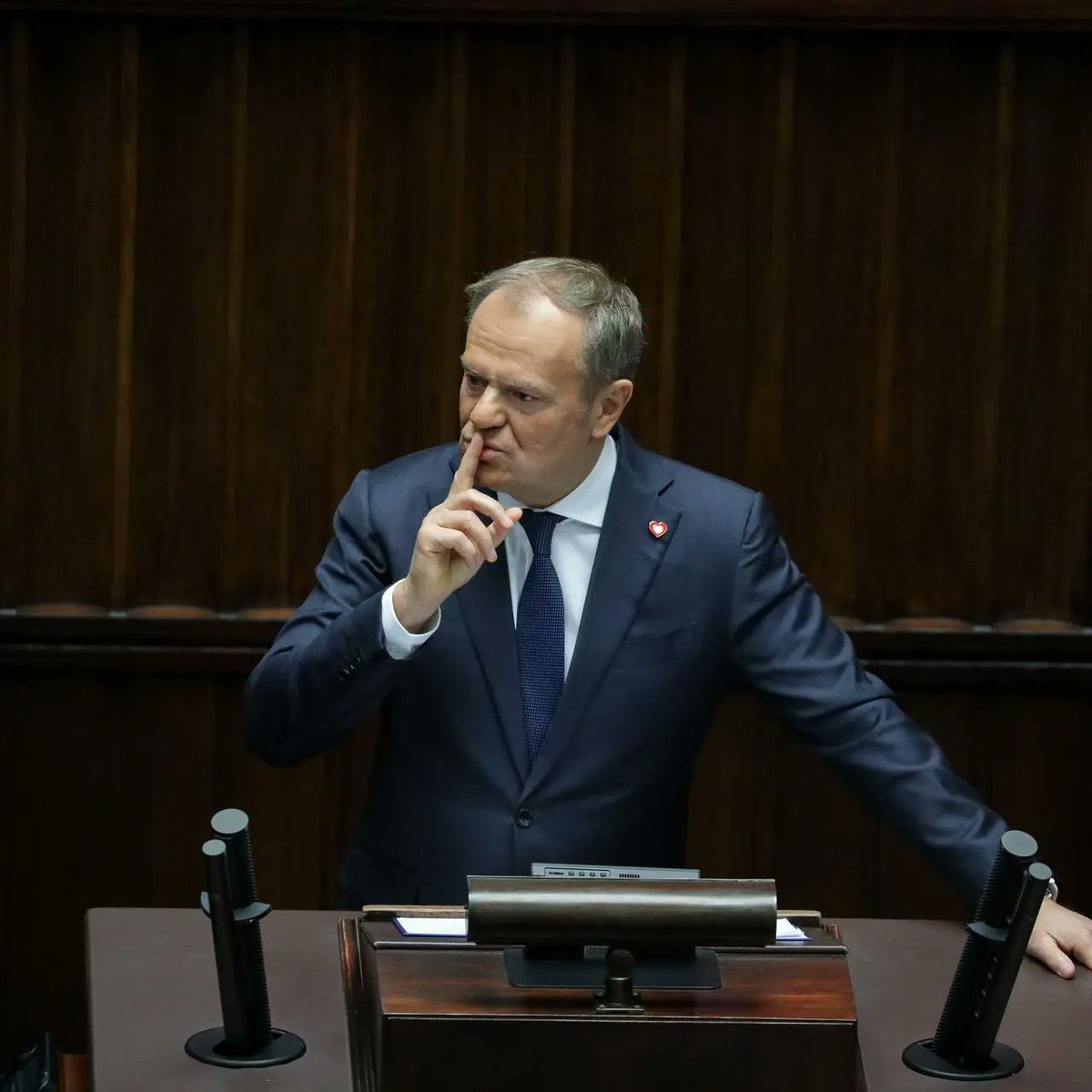 chrzanikx's tweet photo. Czy Donald Tusk potępił już atak Ukraińca na kobietę we Wrocławiu, która walczy o życie po kilku ciosach nożem? 

Milczenie jest cichym przyzwoleniem - tak to szło panie premierze? Może chociaż raz, zamiast za obcym, wstawi się pan za polskim obywatelem? https://t.co/eI5jGCpTAm
