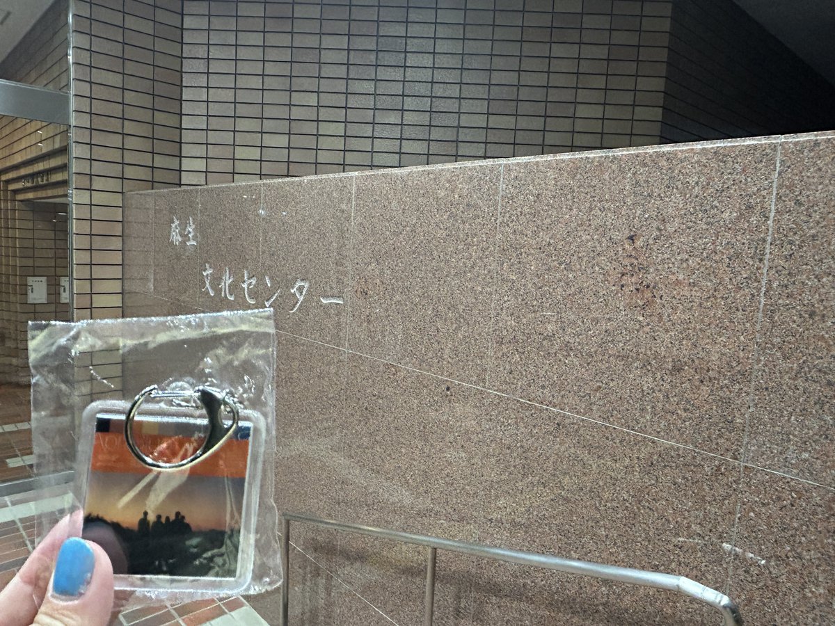 K_sub_chor's tweet photo. 突然副次的文化系合唱祭を見せつけられる推しバンドのアクキー https://t.co/gVfq3CYE5e