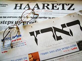 ElazarAmit's tweet photo. כשעיתון "הארץ" מאמץ את הנרטיבים של המשטר הסיני
 
הכתבה של גדעון לב ב"הארץ" על מעברו של חתן פרס נובל עומאר יאגי מאוניברסיטת ברקלי לאוניברסיטת צ'ינגחואה בבייג'ינג היא דוגמה מטרידה לאופן שבו חלק מהתקשורת המערבית מסקרת את סין: ביקורת חריפה כלפי המערב, אך זהירות מופלגת מול משטר דיקטטורי. 

אין מחלוקת על העובדות הבסיסיות: סין השקיעה בעשורים האחרונים סכומי עתק במדע ובטכנולוגיה, בנתה מוסדות מחקר מרשימים והפכה למתחרה משמעותית של ארה"ב בתחומים רבים.

אבל מעבר להצגת העובדות, הכתבה מאמצת במידה רבה את המסגור שהמשטר הסיני עצמו מעוניין לקדם: סין כמעצמת חדשנות פתוחה ומתקדמת, מול ארה"ב שמצטיירת כמדינה מתפוררת, מסוכסכת ו"נלחמת במדע".

כאשר מדובר בישראל, "הארץ" מרבה לפרק נרטיבים, לחפש יחסי כוח, להטיל ספק במניעים ואף להאשים בחומרה. אך כאשר מדובר בסין — אחת הדיקטטורות המרכזיות בעולם, בעלת רקורד ארוך של צנזורה, דיכוי פוליטי, מעקב המוני והפרת זכויות אדם — הטון משתנה לפתע. הביקורת נחלשת, הסייגים מצטמצמים, והמשטר הסיני מוצג כמעט כמודל אלטרנטיבי למערב.

הכתבה מתארת בהרחבה את היתרונות שמציעה סין למדענים: כסף, מעבדות, כוח אדם ומשאבים. אבל היא כמעט אינה עוסקת במחיר. המדע הסיני אינו פועל בחלל ניטרלי, אלא בתוך מערכת שבה המפלגה הקומוניסטית הסינית קובעת סדרי עדיפויות, מכוונת השקעות בהתאם לאינטרסים אסטרטגיים, ומשלבת בין מחקר אזרחי לבין מטרות ביטחוניות.

הכתבה גם מקבלת כמעט ללא ביקורת את הטענה שסין "עקפה" את ארה"ב במדע. נכון, סין מפרסמת מספר עצום של מאמרים ומשקיעה משאבים אדירים. אבל מדע אינו תחרות של ספירת פרסומים. איכות מדעית נמדדת גם באמינות, באתיקה, בשקיפות וביכולת של חוקרים לערער על מוסכמות — כולל כאלה שאינן נוחות לשלטון.

דווקא בתחומים האלה קיימות בסין בעיות משמעותיות: לחץ לפרסם בכל מחיר, מקרים של הפרות אתיקה מדעית, תלות של מוסדות מחקר במדינה והיעדר חופש אקדמי מלא.

גם הטענה כי ארה"ב "נלחמת במדע" מוצגת בכתבה באופן חד־צדדי. נכון, בתקופת טראמפ היו עימותים חריפים מול חלקים מהקהילה המדעית והוצעו קיצוצים בתקציבי מחקר. אך מרבית הקיצוצים לא אושרו על ידי הקונגרס, וארה"ב עדיין מחזיקה באחת ממערכות המחקר החזקות בעולם. 

גם ביחס למדיניות האמריקאית כלפי סין מוצגת תמונה חלקית בלבד. הכתבה מזכירה את "יוזמת סין" של ממשל טראמפ ואת הביקורת על היחס לחוקרים ממוצא סיני, אך כמעט אינה מציגה את הסיבות שהובילו אליה: חששות מפני גניבת קניין רוחני, העברת ידע בעל שימושים צבאיים, קשרים בין מוסדות אקדמיים סיניים לגופי ביטחון, והאסטרטגיה הסינית של שילוב בין מדינה, תעשייה ומחקר כדי להשיג יתרון טכנולוגי עולמי.

 אז מדוע הכתבה מעניקה לסין יתרון מוסרי כמעט אוטומטי?

עבור חלק מהשמאל הליברלי במערב, בארה"ב ובישראל, טראמפ הפך לסמל הרוע הפוליטי. ולכן לעיתים נוצרת לוגיקה מסוכנת: אם טראמפ תוקף משהו — מי שמתנגד לו מקבל נקודות זכות. כך הופך "האויב של האויב שלי" כמעט לידיד.

אבל סין אינה מגינת המדע והחופש רק משום שהיא מתנגדת לטראמפ. זהו משטר שמפעיל צנזורה, מדכא התנגדות פוליטית, מפעיל מערכות מעקב רחבות ומשתמש במדע ובטכנולוגיה כחלק ממאבק אסטרטגי על עיצוב הסדר העולמי.  
לקריאת הכתבה:
https://t.co/I61Dhxe707
