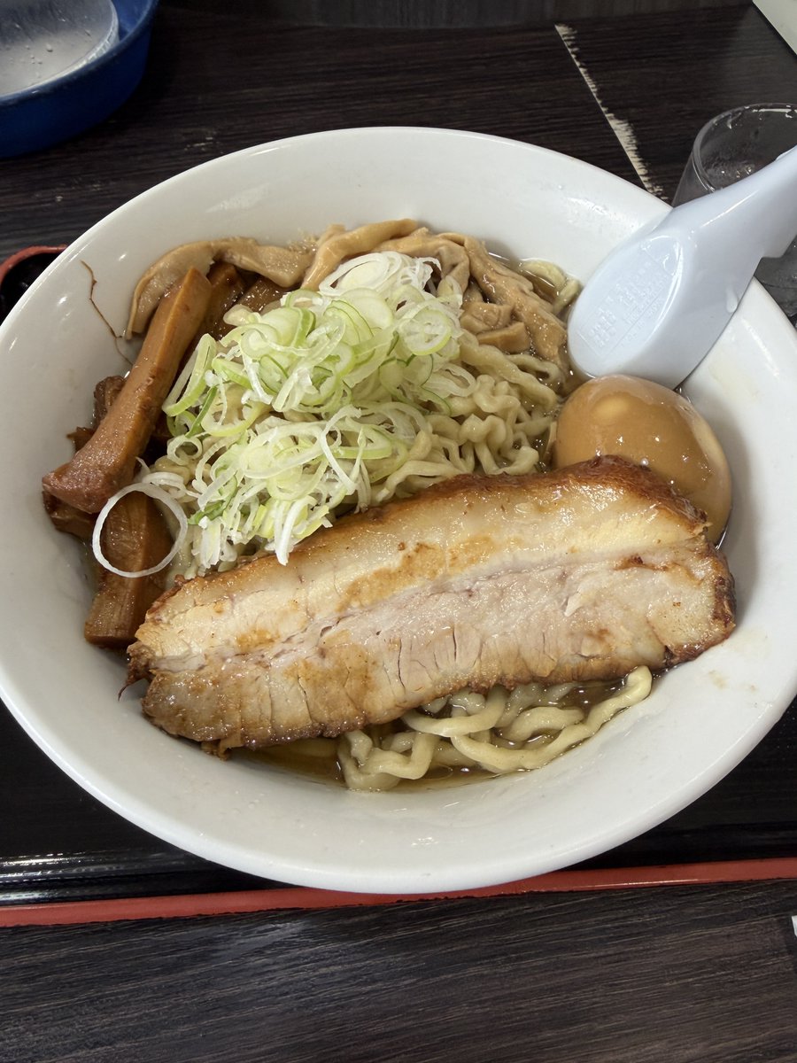 pg_naka's tweet photo. 自家製太麺渡辺
仙台市泉区市名坂新道

らー麺＋限定メンマ＋味玉

久しぶりの渡辺さん
名物社長いらっしゃいました。
雄弁に語る姿かっこよかったっす。
今日のラーメンも最高の一杯でした。
完飲完食ご馳走さまでした♪
お心遣いありがとうございました🍜 https://t.co/xvp2fHK1ot