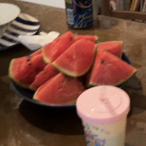 _2570g_'s tweet photo. スイカ、食べ頃がよく分からずそろそろかなぁ…って毎日思ってたら今日の昼にネット破って落下してしまった😂
冷やして夕飯のデザートに！今まで食べたスイカの中で1番おいしいスイカだった💓
息子がみんなでスイカ食べてる絵描いてた😭💓 https://t.co/xEWhp7Nn1Y