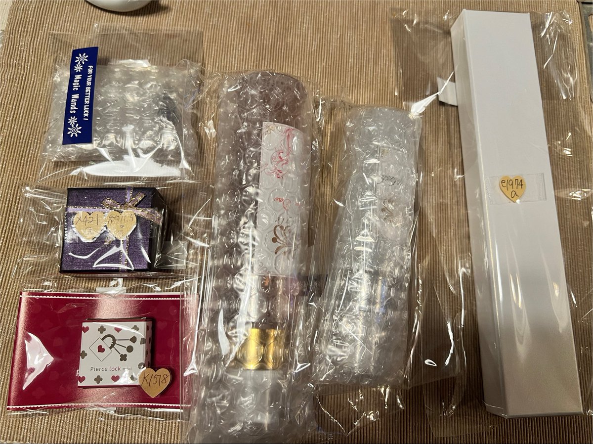 LoveLabradrite's tweet photo. 週末無事に受け取りました！
簡易なはずなのにかわいいラッピングだったのでコレで思わず撮る（笑）
ピアスキャッチは気がついたらキャッチだけ居なくなってて。数が大分合わなくなってたので、在庫があるのを見かけてエイっと🤣
いつも丁寧な梱包が嬉しいです✨
ありがとうございます！
#magicwands https://t.co/DYApQHmm0S