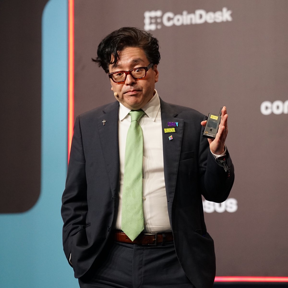 CoinMarketCap's tweet photo. LATEST: 🚨 Tom Lee warns AI agents may one day "close humans entirely" out of the loop, and a blockchain layer could be "the only kill switch." https://t.co/xkzW5bFkky