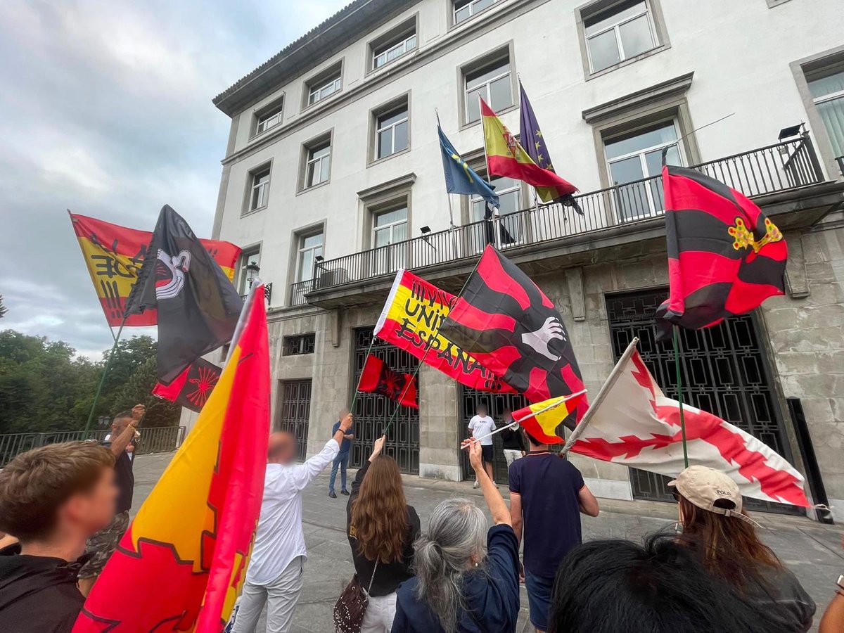 fe_asturias's tweet photo. 🇪🇸 Ceuta y Melilla son españolas.

⚔️ Defiende tu tierra.

¡ALTO A LA INVASIÓN!

📍Oviedo.

@fedelasjons @JFalange https://t.co/BE1umm53yR