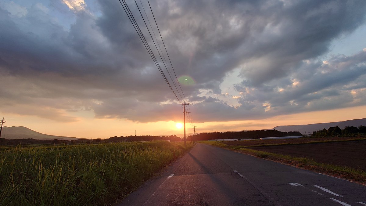 minatosg's tweet photo. ASO Kenny's Cafeと7年ぶりのKennyRoadの看板を…焼けすぎ。日が落ちてきたので、おっとり刀（慌てて）坊中野営場へ行くも休業(/･ω･)/ﾏｼﾞｶﾖ 
暫く休業とか書いてあったが(多分)慌てて移動したので撮ってない。

ライハは繋がらんしキャンプ場探しほぼ反対側まで走る https://t.co/DA0yDglllT