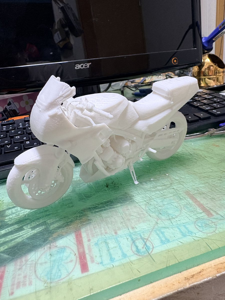 FZ750_800's tweet photo. うぉー！手乗りFZ完成🙌

なかなか精巧に出来てる♪
サイドスタンドで自立したりリアディスクがウェーブになってるのがにくい🤣
とはいえ、ブレーキディスクが溶けてたりマフラーステーが無かったりするけど🤭

それでも自分のバイクだか���凄く嬉しい♪

ペーパー掛けるともっと綺麗になるんだろうなー https://t.co/RgrxEgVXlR