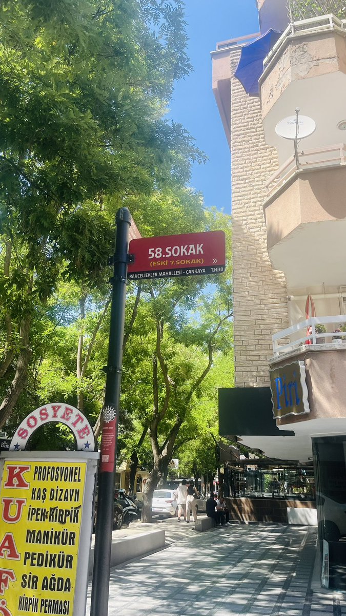 masteryodadkan's tweet photo. @ankarabbld @cankayabelediye @mavimasa defalarca söyledik 58 sokak 2 yönlü  oldu  ukome  kararıyla, araya acil delinatör  ,Sokak çift yönde olduğu için trafik tıkanıyor, araçlar sollu sağlı park ediyor çift yönlü sokağa , trafik felç https://t.co/A3MAbztwRX