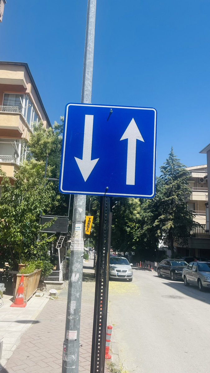 masteryodadkan's tweet photo. @ankarabbld @cankayabelediye @mavimasa defalarca söyledik 58 sokak 2 yönlü  oldu  ukome  kararıyla, araya acil delinatör  ,Sokak çift yönde olduğu için trafik tıkanıyor, araçlar sollu sağlı park ediyor çift yönlü sokağa , trafik felç https://t.co/A3MAbztwRX