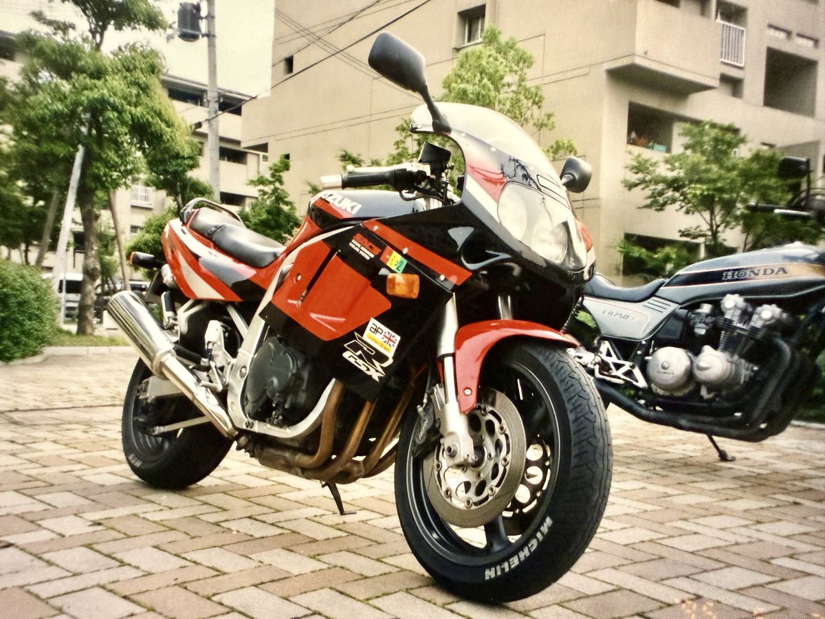 transport3333's tweet photo. 23の時イキナリ限定解除
ゼファー欲しかったけど高くて
91油冷の��レ買いました
レスポンスがやば過ぎた
1年ちょいで免許取消なりました
大型特殊と大型特殊二種でコンプやったのにw https://t.co/VliRw3Dss4