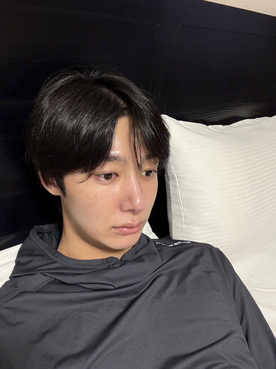 HyungwonThings's tweet photo. 260802 Hyungwon bubble chat #형원 

"What are you doing?
I'm on a trip with my family ㅎㅎ
We're in Gangwon
We're only spending one night here
But I brought way too much luggage
I literally just took a shower and I'm already sweating again
+ https://t.co/aNEIpra4h6