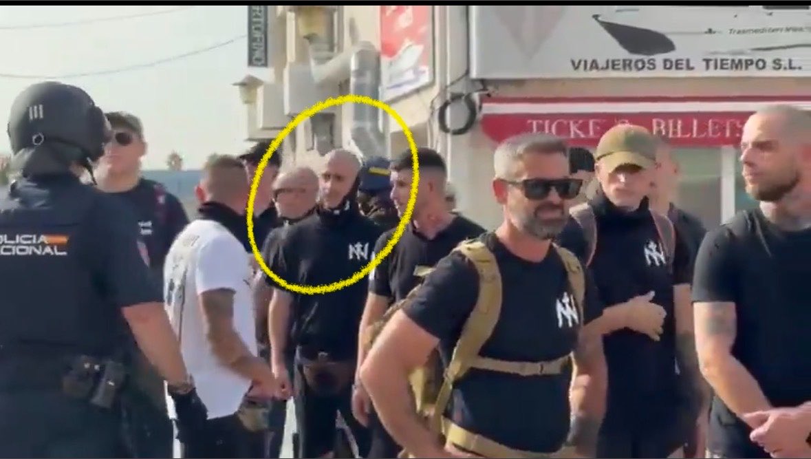 lechuga_feroz's tweet photo. La policía obliga a un nazi de Núcleo Nacional a quitarse la capucha mientras estaba de cacería en Ceuta. Se queja pq “va a tener problemas en su trabajo”.
Es una pena pq finalmente se le ve la cara. No vayáis a difundir no sea que el pobrecito sufra algún tipo de consecuencia💔 https://t.co/UkMOSW9cKr