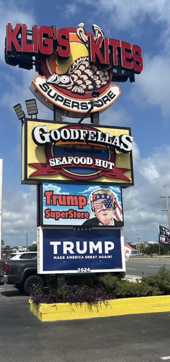 fergie210's tweet photo. @Real_Ames I imagine she will not be visiting this souvenir shop on Hwy 17 on the beautiful grand strand. 🤓 https://t.co/UQgdrBywk3