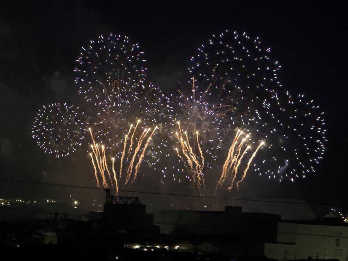 cohhhhhhh's tweet photo. 我が家からの花火🎆
暑くても夏の折り返し。
なんか切なくて寂しい
オレンジ花火がエスパルスを
応援しているみたい

#清水みなと祭り花火
#花火
#spulse https://t.co/iazSf3ptVV