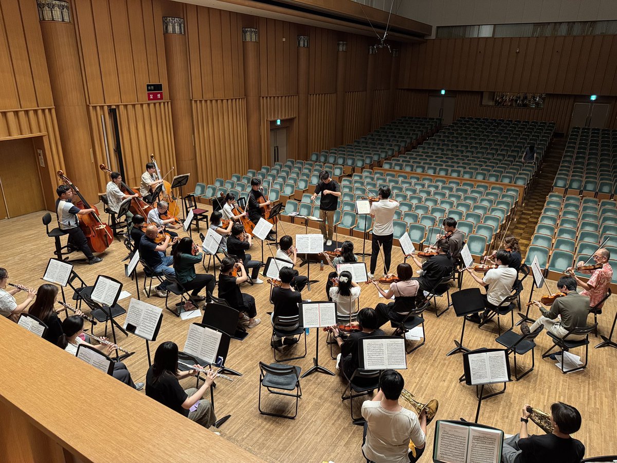 ems_orch's tweet photo. 本日は今期の演奏会会場である府中の森芸術劇場ウィーンホールにてリハーサルです♬

三原さん、﨑谷さんに加え、都響のファゴット首席奏者 長 哲也さん(@tetsuyacho, https://t.co/LAGKlRr27B)にもご指導いただきました♩ https://t.co/3TxShnZDdF