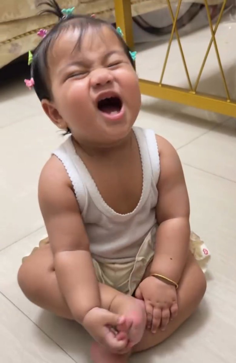 prinddzez's tweet photo. Tangannya kaya roti sobekkkk😭🤏

Kakak idut sekarang dah mulai jago acting gaisss😭😭😭😭 https://t.co/iM8R6ndr38