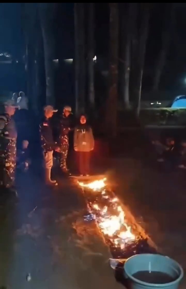 RaidenKevin17's tweet photo. Capek " kuliah  biaya mahal malah di suruh main DEBUS  !? 

sejumlah calon pegawai BPJS Ketenagakerjaan terlihat mengikuti pelatihan dengan berjalan tanpa alas kaki di atas bara api dalam program orientasi. Menurut manajemen, kegiatan itu hanyalah salah satu metode pembelajaran berbasis pengalaman (experiential learning) yang bertujuan membangun kepercayaan diri, pengendalian diri, disiplin, dan ketangguhan mental peserta.

 Meski demikian, metode pelatihan tersebut tetap menuai sorotan dari berbagai pihak yang mempertanyakan korelasinya dengan tugas dan fungsi pegawai BPJS Ketenagakerjaan.