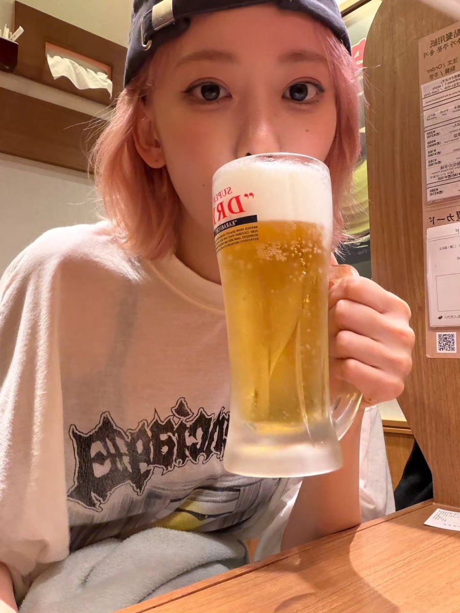 sserapics's tweet photo. SAKURA WITH 🍺 https://t.co/QZUTzR8OXw