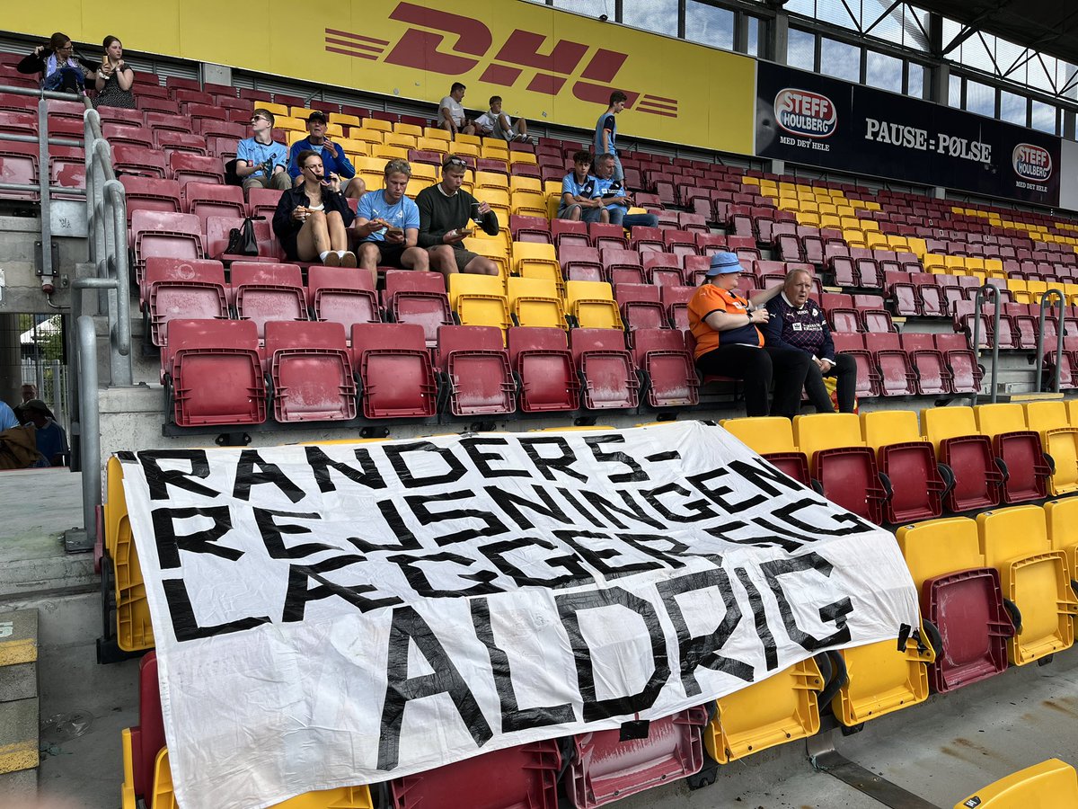 RandersRejsning's tweet photo. På plads på plastikken! #fcnrfc #sldk https://t.co/Nv7t3tYme5