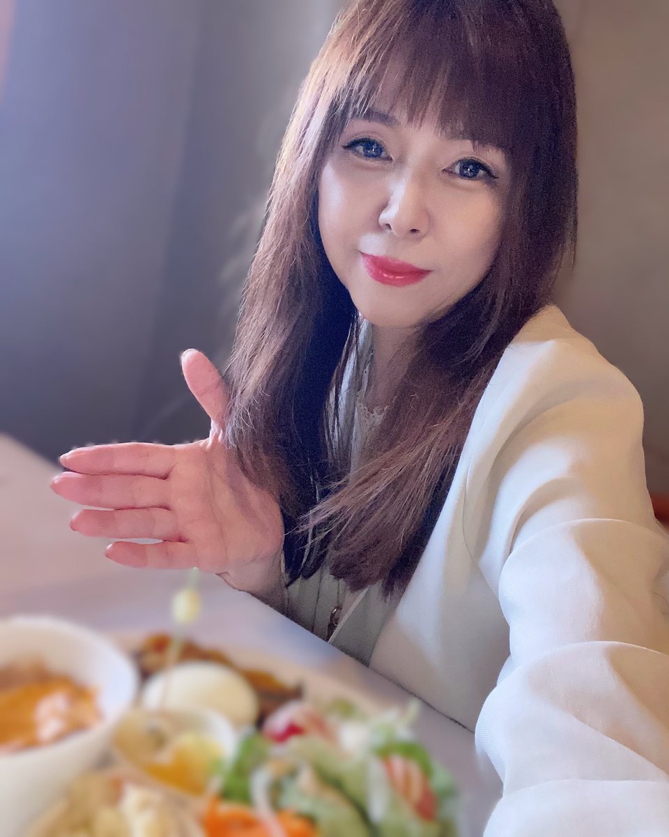 tomiokamiu's tweet photo. 皆さま、連日お疲れ様です🍵

今更ですが改めて私の仕事は、声優、役者、脚本家、歌手、デザイナーなどなどしておりまして、そんな中なのにもうひとつ今、新しい事に向かって準備中！
もう一人自分がほしいと思う今日この頃です(笑)

11/14の劇団ClubRAVOの公演、
そして人生初となる『富岡美羽・桜すもも展(＆オリジナル台本の朗読)』が11/27～11/29に市民ギャラリーにて開催が決まり、
その準備にやっと取り掛かり、、😓
(ご依頼のあった朗読用台本を含め)ご披露する新作台本がようやく10作品ほど書き終わりましたぁ🙌ﾊﾞﾝｻﾞｰｲ

頭を切り替えるためにいつもの
#ラクロッシュカフェ さんへ☕*°
期間限定の「星のゼリー」綺麗だし、美味でしたよン✨️✨️
ガバオライスのプレートも、ぐ〜👍🏻

兎にも角にも、健康第一に八千代市活性化に向けぶるぐりに力を入れつつ、そして私をいつも応援してくださる桜Heartの皆さんが喜んでいただける作品を作り続けて参りたいと思います！

明日も٩(｡•ω<｡)وﾌｧｲﾃｨﾝ