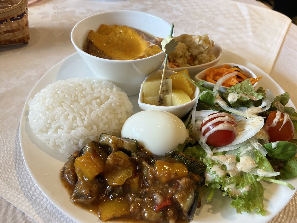 tomiokamiu's tweet photo. 皆さま、連日お疲れ様です🍵

今更ですが改めて私の仕事は、声優、役者、脚本家、歌手、デザイナーなどなどしておりまして、そんな中なのにもうひとつ今、新しい事に向かって準備中！
もう一人自分がほしいと思う今日この頃です(笑)

11/14の劇団ClubRAVOの公演、
そして人生初となる『富岡美羽・桜すもも展(＆オリジナル台本の朗読)』が11/27～11/29に市民ギャラリーにて開催が決まり、
その準備にやっと取り掛かり、、😓
(ご依頼のあった朗読用台本を含め)ご披露する新作台本がようやく10作品ほど書き終わりましたぁ🙌ﾊﾞﾝｻﾞｰｲ

頭を切り替えるためにいつもの
#ラクロッシュカフェ さんへ☕*°
期間限定の「星のゼリー」綺麗だし、美味でしたよン✨️✨️
ガバオライスのプレートも、ぐ〜👍🏻

兎にも角にも、健康第一に八千代市活性化に向けぶるぐりに力を入れつつ、そして私をいつも応援してくださる桜Heartの皆さんが喜んでいただける作品を作り続けて参りたいと思います！

明日も٩(｡•ω<｡)وﾌｧｲﾃｨﾝ