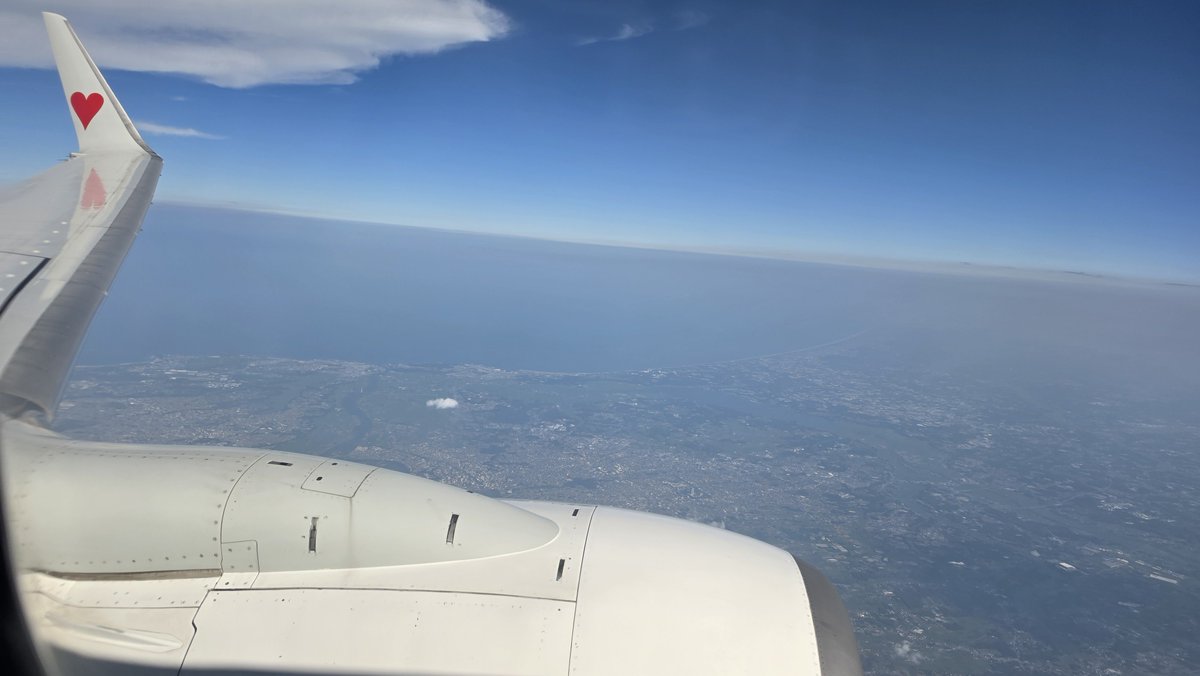 _akatsuki_39's tweet photo. 先日26年ぶりに飛行機に乗り(学生時の海外研修以来、今回はエスコン遠征で)今回も飛行石を胸に、シータ風ワンピでwバンテリン観戦からセントレア前泊しての早朝の出立時は席選べず通路側だったから、エスコンから神宮に(宏斗登板を観に)飛んだ時は窓側の席を選んで撮れた竜の巣っぽい雲 #ラピュタ40th https://t.co/RdTsUnHp6H