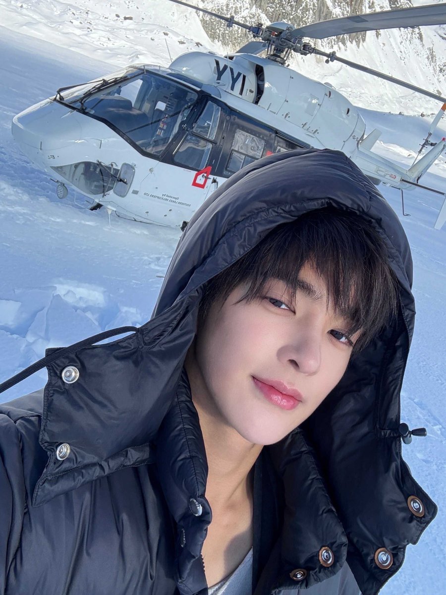 keoncats's tweet photo. keonho and his “look where i am” pics https://t.co/YNCoqoqKt6