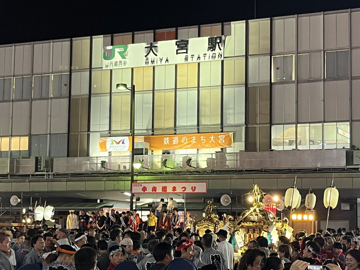 tanu2zzz's tweet photo. 来賓席、大宮駅長の横にまさかのオーブリー社長いて横転 https://t.co/UZ0k3sVXKp