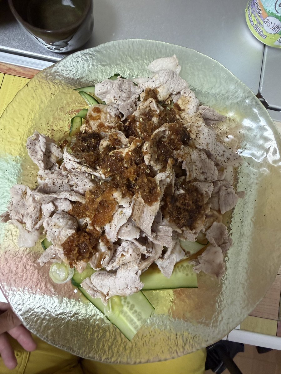kabupants's tweet photo. うんぱいろう風を作ってみた。いける。

下にきゅうりと白ネギ
柑橘汁搾り、胡麻油ひとまわし、
タレはニンニク、生姜すりおろしに、砂糖、醤油、トウチジャン混ぜたの。
最後に四川山椒すりおろし

#雲白肉
#ウンパイロー https://t.co/wSZwCZ9JX4