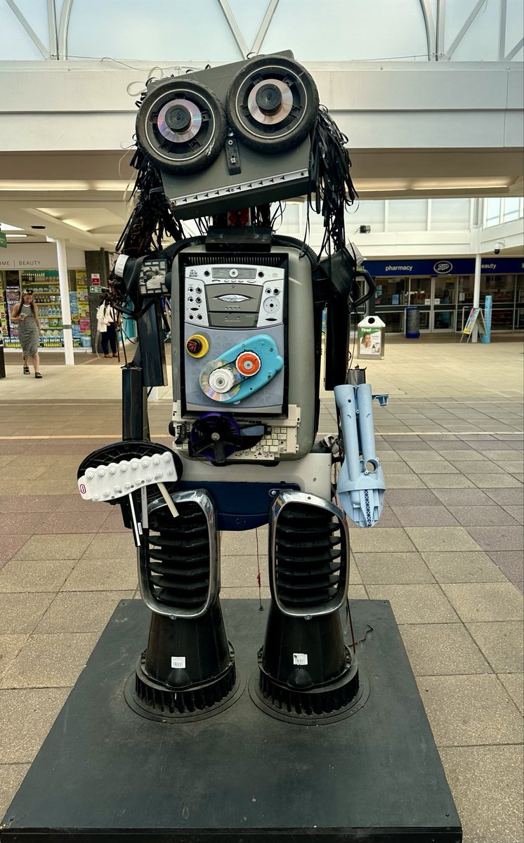Poplifer73's tweet photo. Recycled Robots 🤖
Amazing what these artists have recycled.
#Recycle #Robots #Artforms https://t.co/S5HdlI9cdq