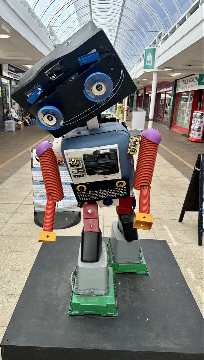 Poplifer73's tweet photo. Recycled Robots 🤖
Amazing what these artists have recycled.
#Recycle #Robots #Artforms https://t.co/S5HdlI9cdq