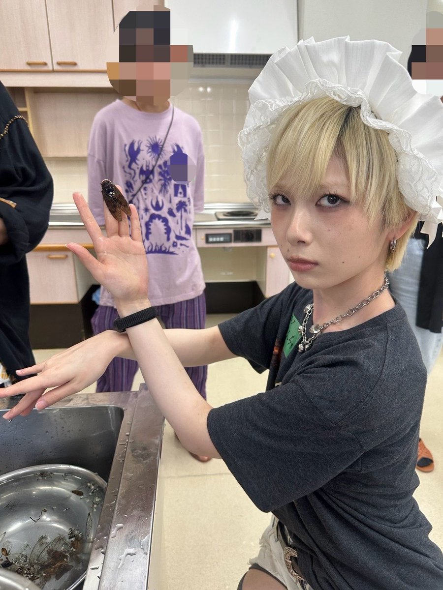 heart_ni_fire's tweet photo. お見せしますよ、生きた蝉の最期を… https://t.co/B5TqLynTPy