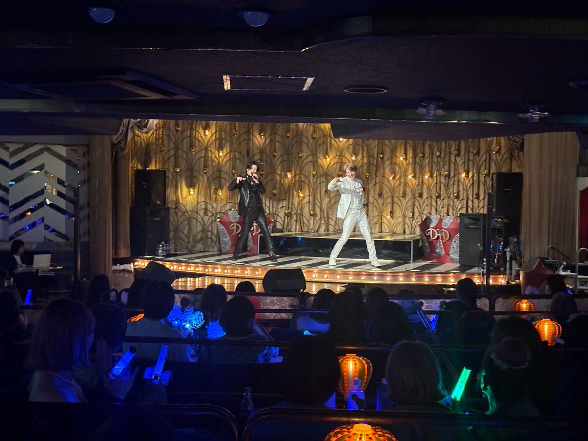 takuya_fuurin's tweet photo. 本日は大阪府グランドサロン十三で
歌謡王子祭に出演させていただきました♪

素敵なアーティストの皆様と
素敵なファンの皆様に囲まれながら
笑いの絶えない素敵な時間となりました♪

初開催のイベントですが両部満員御礼と
期待されていたイベントだったのですが
皆さんが楽しかったなら嬉しいです！

また参加できるよう僕らも精一杯頑張ります！

いつも沢山の応援ありがとうございます😊