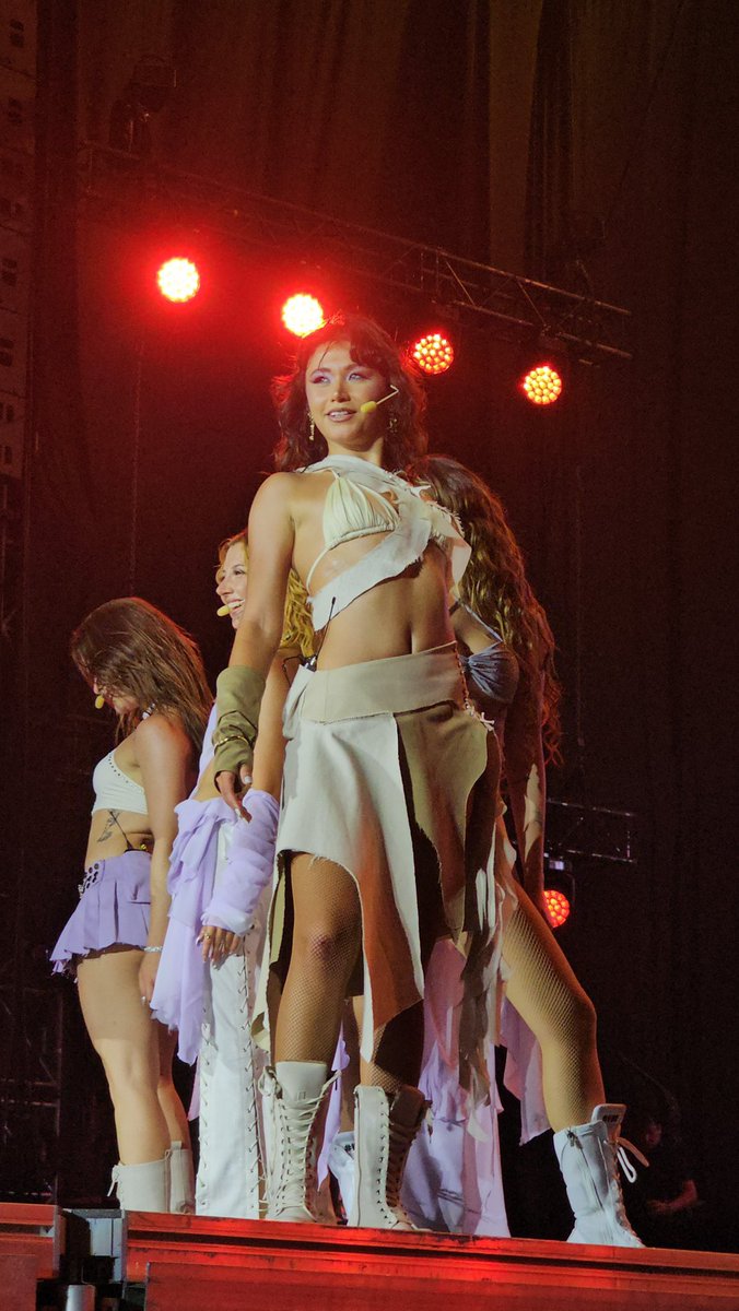 HilalYeaah's tweet photo. Hilal Yelekçi
Dua Lipa #SunnyHillFestivali

(Netleştirilmiş) https://t.co/awuIBeHKlV