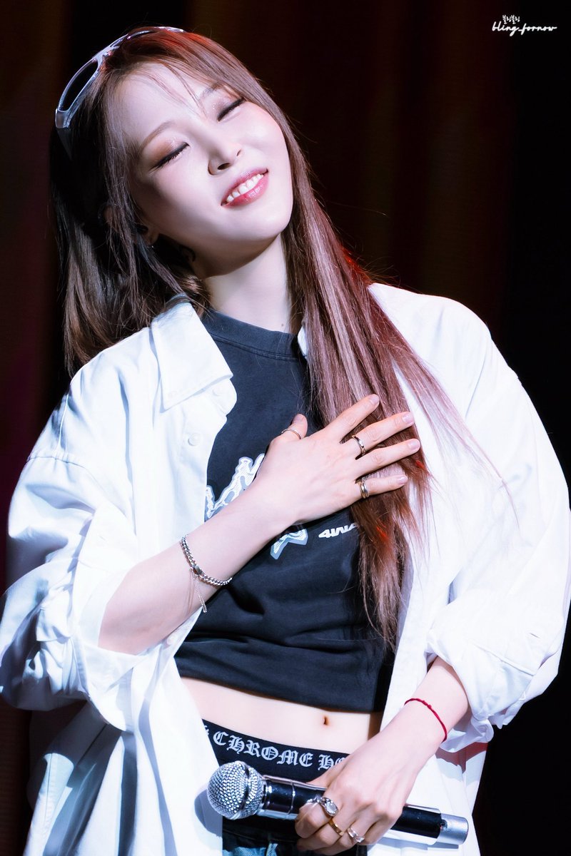 filesmoonbyul's tweet photo. she’s insaneee https://t.co/RzzXrGc6jM