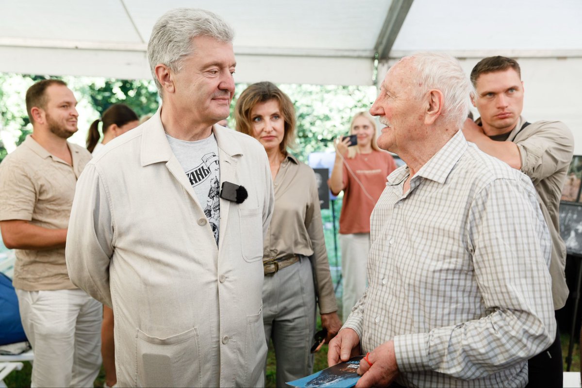 poroshenko's tweet photo. Андрій Парубій зробив невимовно багато для України. Дякую кожному, хто допоміг вшанувати його пам’ять та підписав петицію про присвоєння йому звання Героя України. Хто підписав петицію про присвоєння імені Андрія Парубія вулиці в Києві, і окрема подяка за це Марині та нашій команді в Київраді. У Львові також є вулиця імені Андрія Парубія, і ми вдячні за це Львівській міській раді. 
 
Хоч скільки Андрій зробив би гарних справ, він ніколи не дивився в минуле — тільки в майбутнє. І найкращим вшануванням пам’яті для нього було б членство України в Європейському Союзі та НАТО. Збереження і розвиток європейської держави України та перемога над нашим споконвічним ворогом. 
 
Андрію, ми все для цього зробимо. І нехай з року в рік твоє ім’я збирає довкола себе так багато вірних Україні людей.