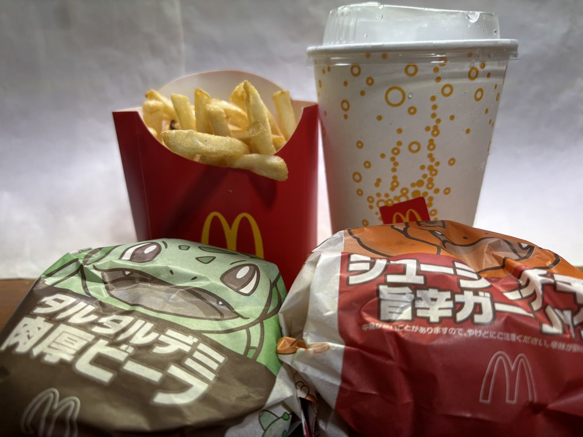 ryu_chan2019's tweet photo. 夜はMcDonald'sのタルタルデミ肉厚ビーフとジューシーチキン旨辛ガーリックのセットです🍔🍟🥤 https://t.co/ka6biLfLEl