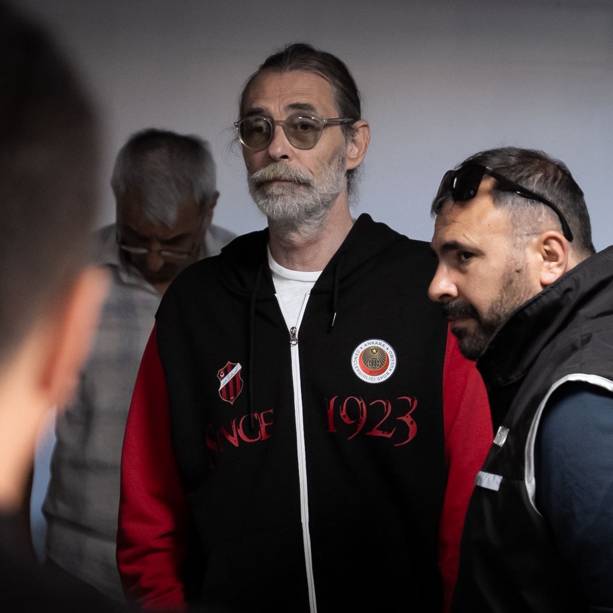 bosunatiklama's tweet photo. Erdal Beşikçioğlu, aylık gelirini 2.5 milyon TL olarak beyan etti.

Beşikçioğlu'nun beyan ettiği mal varlığı:
• Çeşme'de müstakil ev
• İzmir Urla'da %50 hisseli müstakil ev
• Ordu'da fındık bahçeleri
• İzmir Güzelyalı'da daire
• Ankara'da bir daire
• Ayvalık'ta hisseli arsa
• İstanbul Büyükyalı'da loft daire
• Audi A6
• 2 motosiklet