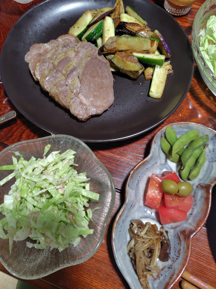 NMDitective's tweet photo. 今日の晩ご飯。ローストポーク、ツナとキャベツのコールスローサラダ、キノコのマリネ·トマトとオリーブのサラダ·焼き枝豆。デザートとはフルーツポンチ！ https://t.co/EQ5iEW967b