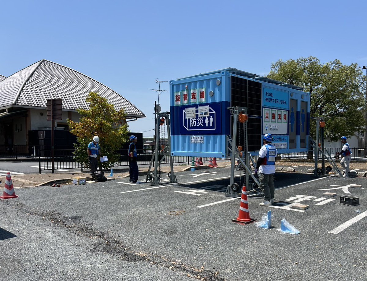 mlit_kinki_koho's tweet photo. 【＃防災用コンテナ型トイレ活躍中】
 ＃令和８年熊本地震 の被災地支援のため、近畿管内にある　＃道の駅「シーサイド高浜」　に備蓄していたコンテナ型トイレを、熊本県氷川町の　＃道の駅「竜北」　に設置しました。　ぜひご活用ください。＃仮設トイレ　＃災害支援　＃近畿地方整備局 https://t.co/cYBptZCCOL