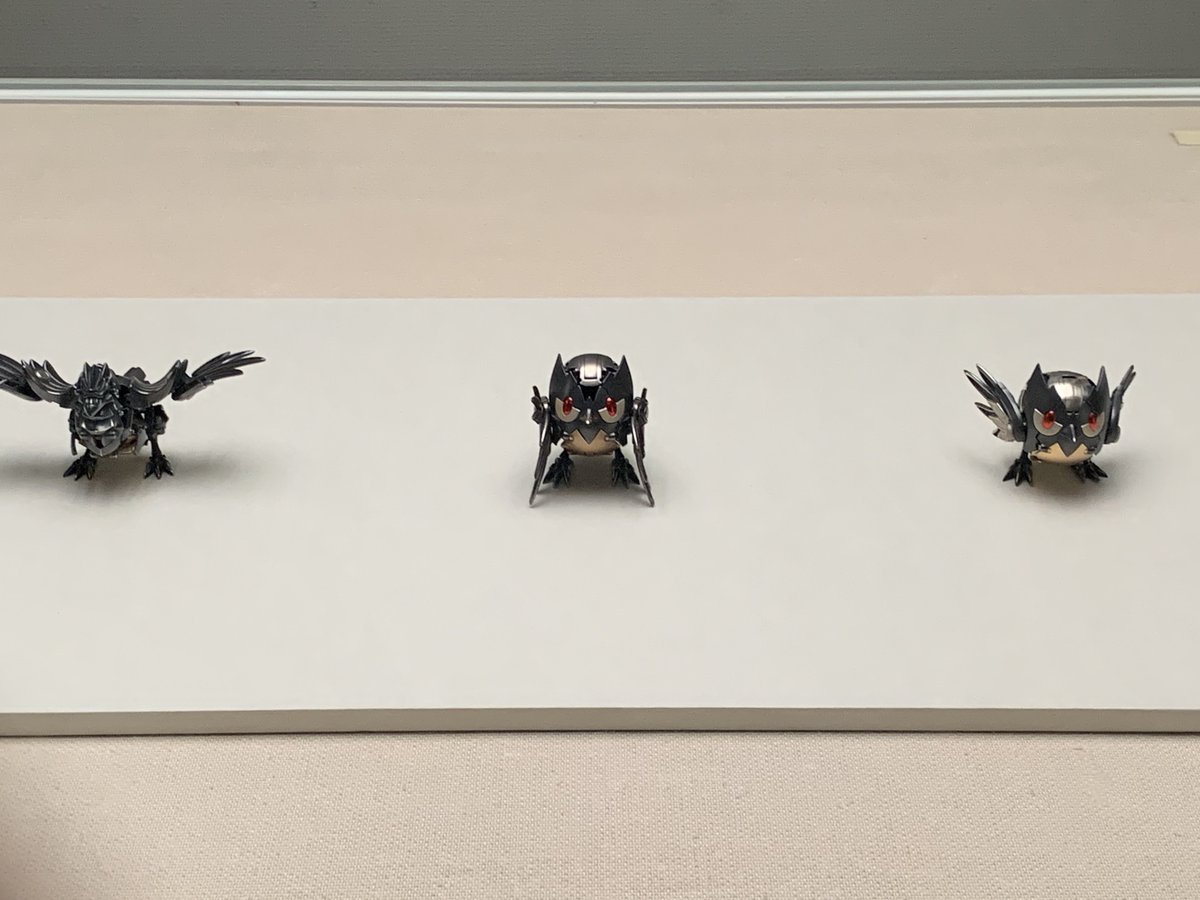 kathy_spl's tweet photo. お昼はポケモン工芸展
ライブ以外ほぼノープランで来たけどええもんやっとるやん！と広島県立美術館へ🚶‍♀️
このドラパルトなんかすごく好き…ポストカードも買ってしまった
シャワーズ、というかブイズみんな猫感強い🐈
ココガラを何やかんやしてアーマーガアにできるすごい作品
妖怪みの強いゼニガメ https://t.co/0eF6Z4nB6T